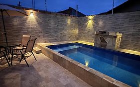 Casa com piscina garagem para 4 carros